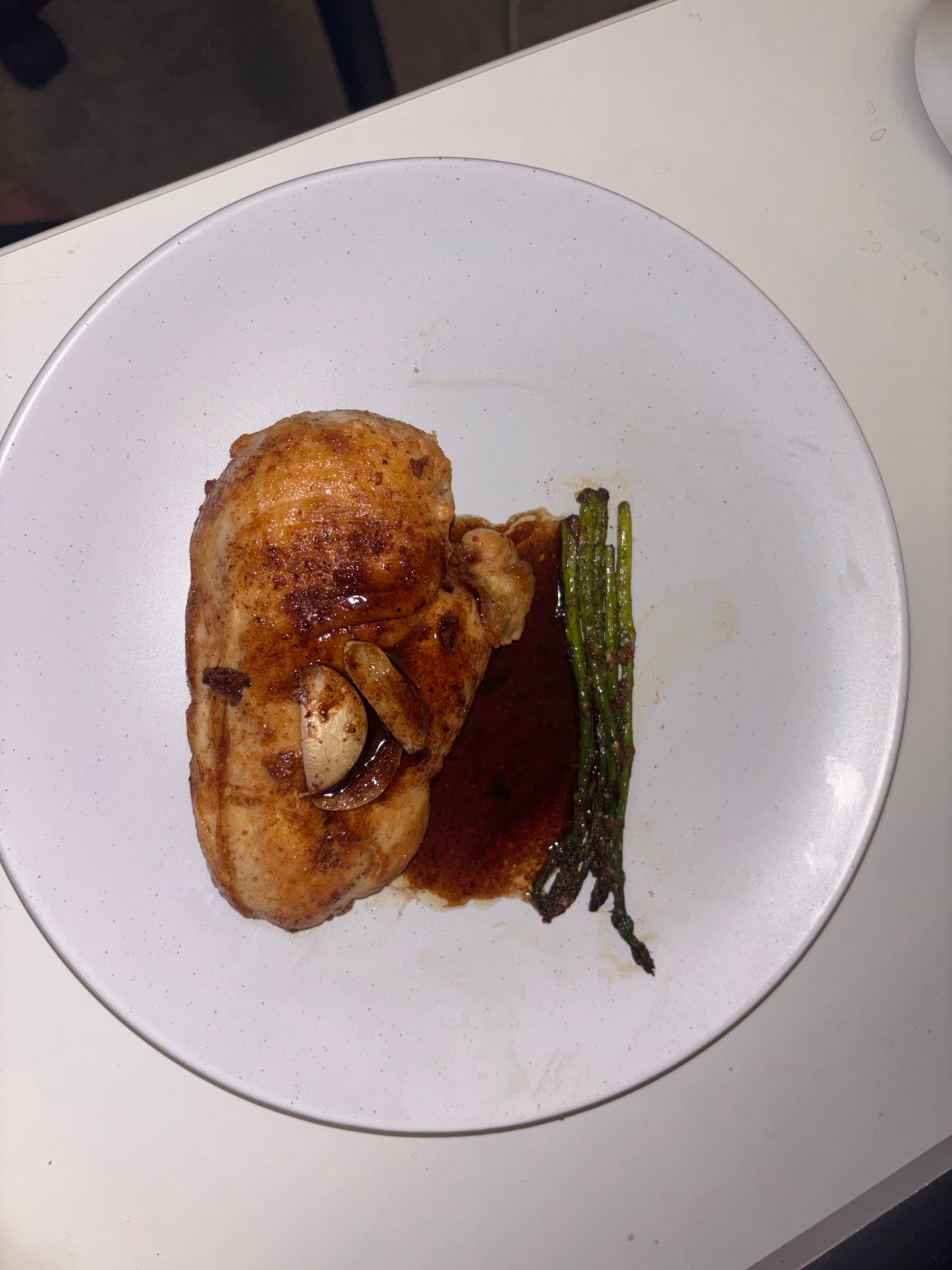 Seared chicken breast with garlic and asparagus